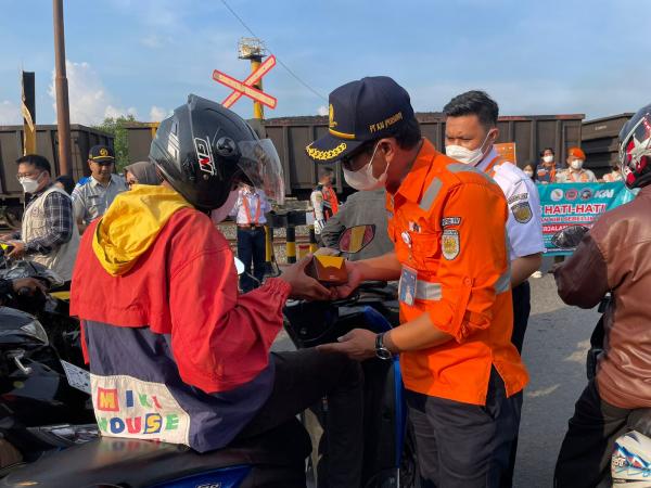 PT KAI Divre IV Tanjungkarang Gandeng ITERA Gelar Kampanye Keselamatan di Perlintasan Sebidang