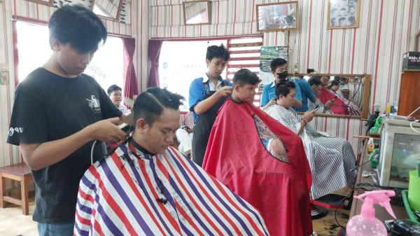 Berkah Jelang Lebaran, Pangkas Rambut di Ciamis Naik Omzet