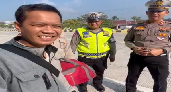 Berkat Bantuan Polisi, Pemudik Ini Temukan Kembali Tasnya yang Tertinggal di Bus