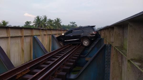 Video Mobil Pemudik Ini Bisa Masuk ke Jalur KA di Sumpiuh