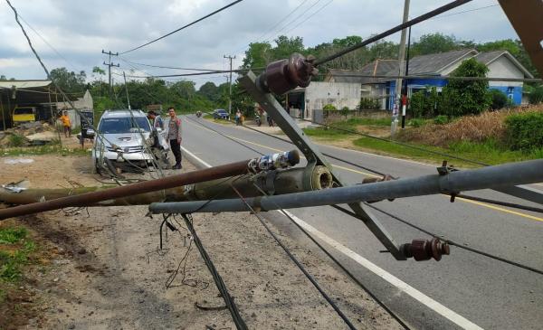 Mengantuk, Mobil Pemudik Tabrak Tiang Listrik di Ruas Jalan Airgegas Bangka Selatan Hingga Patah