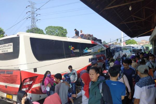 H-3 Menjelang Lebaran Ribuan Pemudik Padati Terminal Kampung Rambutan