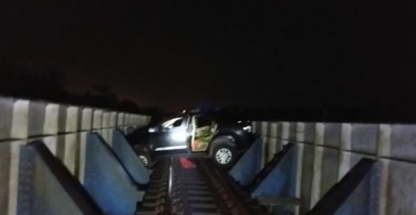 Waduh, Mobil Pemudik Ini Bisa Masuk ke Jalur KA di Jembatan Sumpiuh