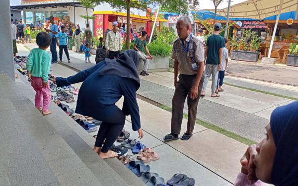 Begini Sosok Wawan Wandi, Membuat Sepatu Sandal Jamaah Masjid di Rest Area KM 166 Tertata Rapi