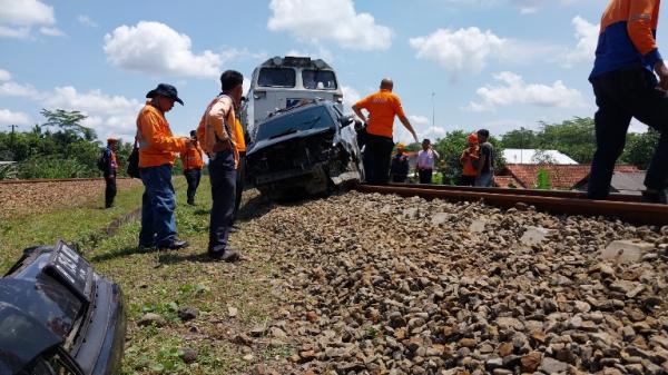 Evakuasi Mobil Fortuner Masuk Jalur KA di Sumpiuh Berhasil Dilakukan, Kereta Api Kembali Lancar