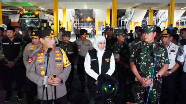 Kapolri bersama Panglima TNI Tinjau Pos Pelayanan Terpadu di Terminal Purabaya