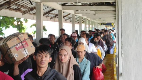 Puncak Arus Mudik 2023, Ribuan Pemudik Padati Pelabuhan Tanjung Kalian Muntok
