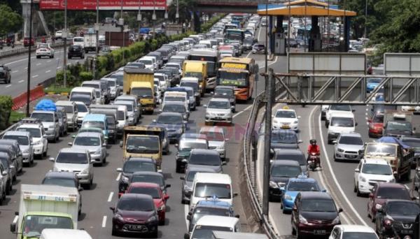 Gerbang Tol Cikampek Utama Macet Lebih 1 KM, H-2 Lebaran 2023