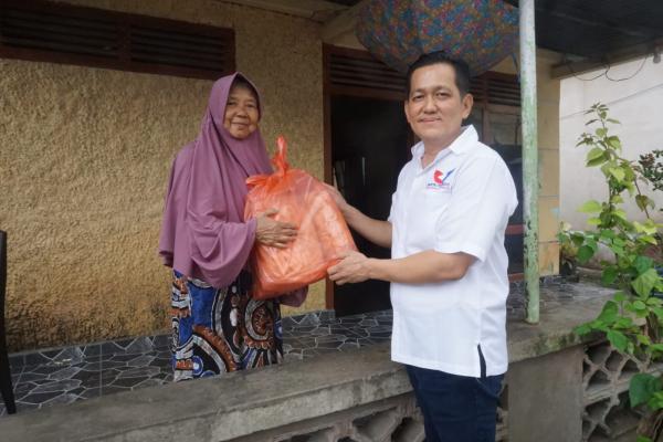 DPW Perindo Babel Bagi-Bagi Paket Lebaran untuk Warga Kurang Mampu di Bangka Barat
