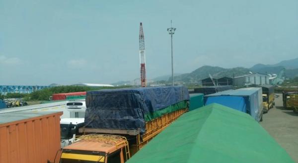 Pelabuhan Bandar Bakau Jaya Dibuka, Antrean Truk Logistik Masih Macet Parah