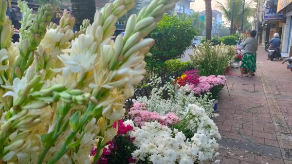 Pernak-pernik Lebaran Deretan Pedagang Bunga Hias di Depan Alun-alun Cianjur