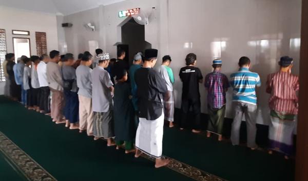 Warga Tasikmalaya Sholat Gerhana Matahari Hibrida di Masjid-Masjid