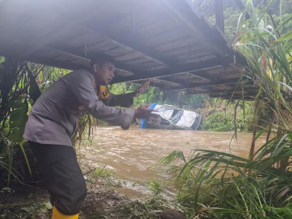 Mobil Pemudik Asal Riau Terseret Arus Sungai di Tapsel, 8 Orang Tewas