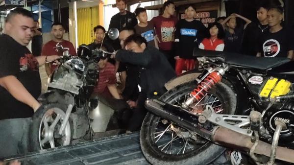 Ugal-ugalan, 2 Motor di Cibeber Cianjur Adu Banteng