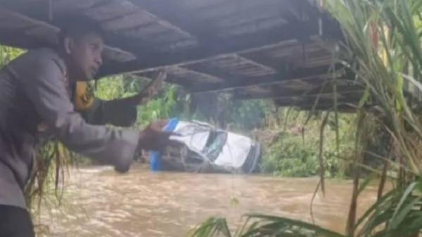 Mobil Pemudik Diterjang Air Bah saat Lintasi Sungai, 8 Orang Tewas Tenggelam