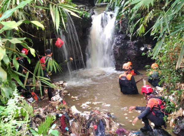 Kronologi Biker Terjun ke Sungai Cipetir Sukabumi hingga Kini Belum Ditemukan   