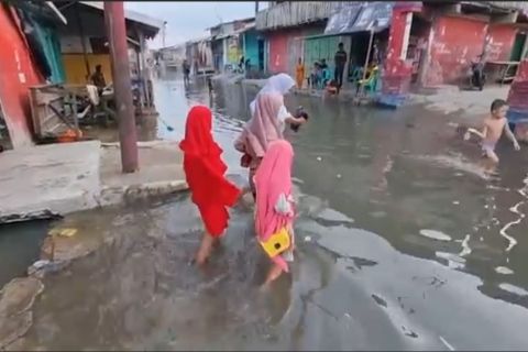 Duh, Di Tengah Genangan Banjir Rob Warga Medan Rayakan Idulfitri