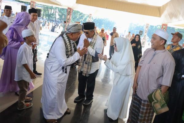 Sholat Idul Fitri Bersama Ribuan Warga, Walikota Pematang Siantar Ajak Tingkatkan Persaudaraan