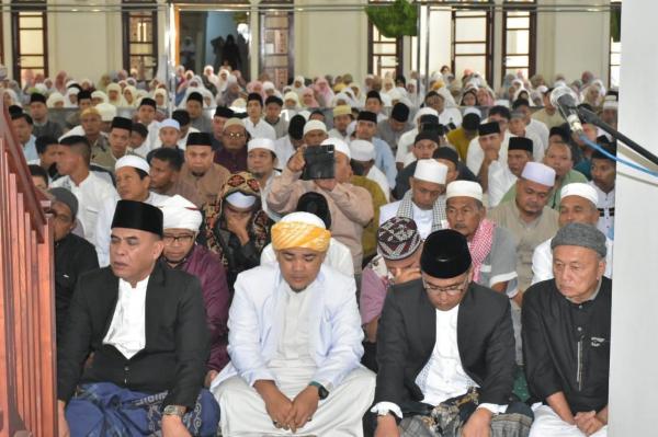 Bupati Madina Laksanakan Salat Idul Fitri 1444 H di Mesjid Agung Nur Ala Nur