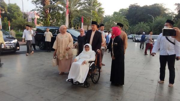 Sholat Ied di Masjid Istiqlal Bareng Ibunda, Ini Doa Menyentuh untuk Anies Baswedan