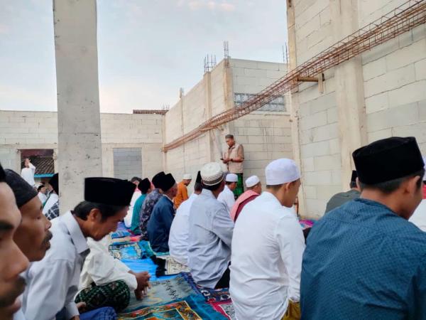 Warga Penyintas Gempa di Nyalindung Laksanakan Salat Id di Masjid Bersama  BKAD Cianjur