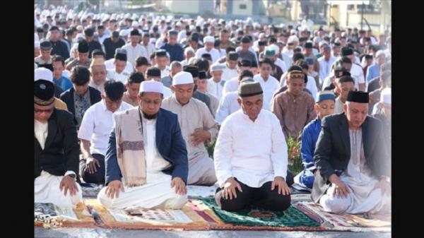 Ribuan Umat Muslim di Manado Sholat Idul Fitri 1444 H di Mapolda Sulut