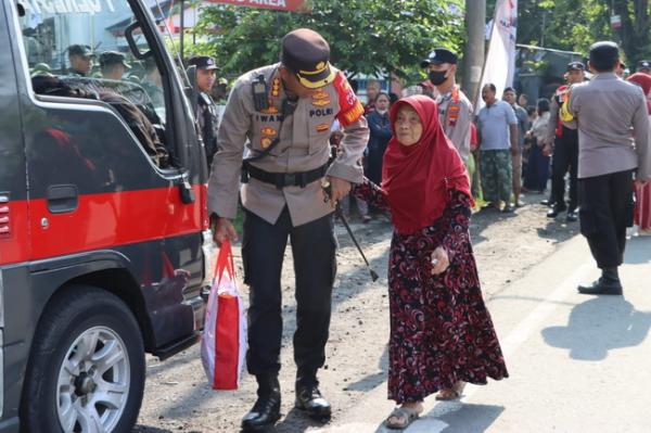 Aksi Humanis Kapolresta Surakarta, Bawakan Sembako Lansia Hingga Bantu Menaikan ke Motor