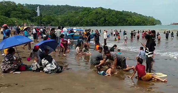 H+1 Libur Lebaran Pantai Pangandaran Mulai Dipadati Pengunjung