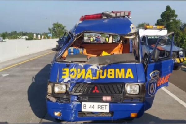 Ngeri! Mobil Ambulans Pembawa Jenazah Dihantam SUV di Tol Pasuruan, Jasad Terpental Keluar