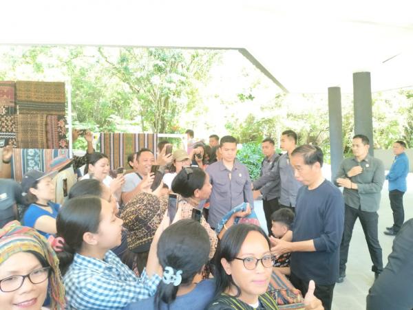 Kunjungi Goa Batu Cermin, Presiden Jokowi Beli Produk UMKM Khas NTT