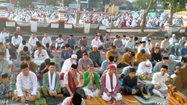 Warga Cibeber Cianjur Salat Bareng di Alun-alun