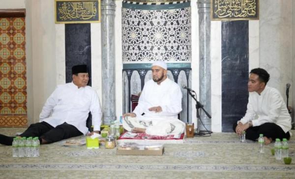 Prabowo Didampingi Gibran Silaturahmi dengan Habib Syech di Solo 