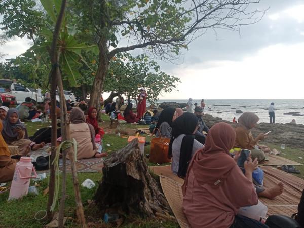 Libur Lebaran H+1, Pantai Anyer Serang Diserbu Pengunjung