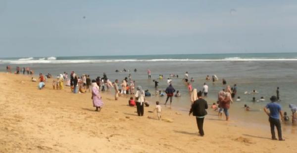 Ribuan Wisatawan Padati Pantai Kalapa Warna  pada Libur Lebaran 2023