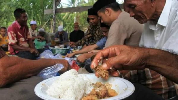 Tradisi Lebaran di Aceh Kala Warga Makan Bersama saat Ziarah Kubur