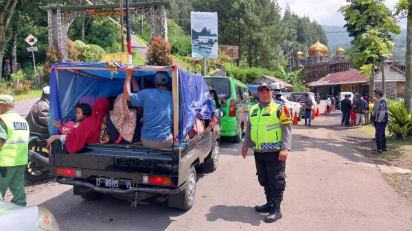 Aparat Gabungan TNI-Polri Lakukan Pengamanan di Objek Wisata Cipanas Gunung Galunggung Tasikmalaya