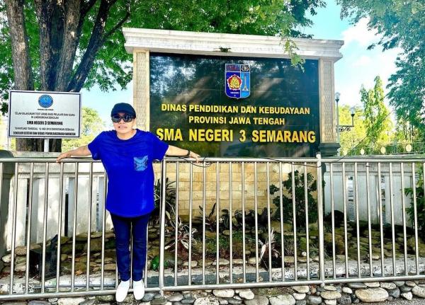 Pakai Topi dan Kacamata Hitam, Sri Mulyani Jalan Kaki Nostalgia ke SMAN 3 Semarang