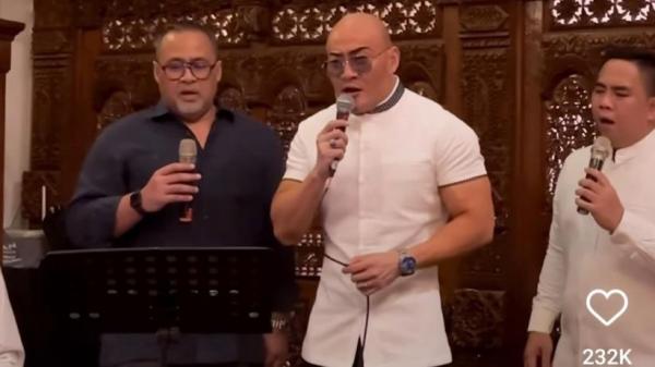 Deddy Corbuzier Shalawatan saat Lebaran, Netizen: Kirain Nyanyi Lagu Rohani Kristen