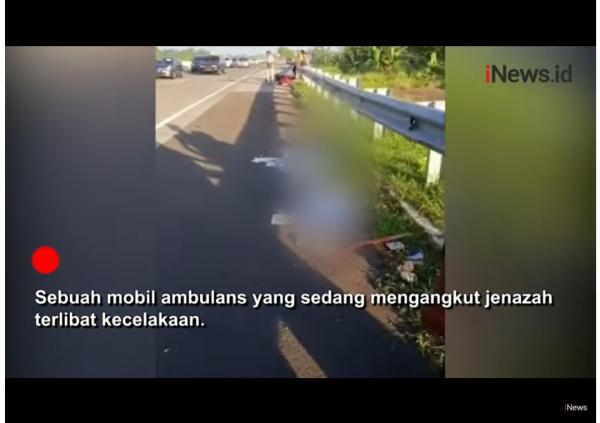 Ambulans Tabrakan, Jenazah Terlempar ke Tepi Jalan