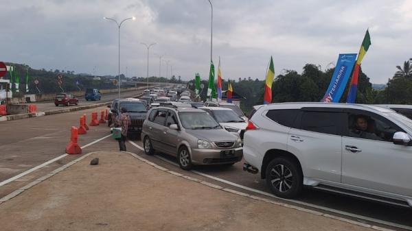 Objek Wisata di Sukabumi Diserbu Wisatawan, Kendaraan Antre di Exit Tol Parungkuda hingga Cibadak