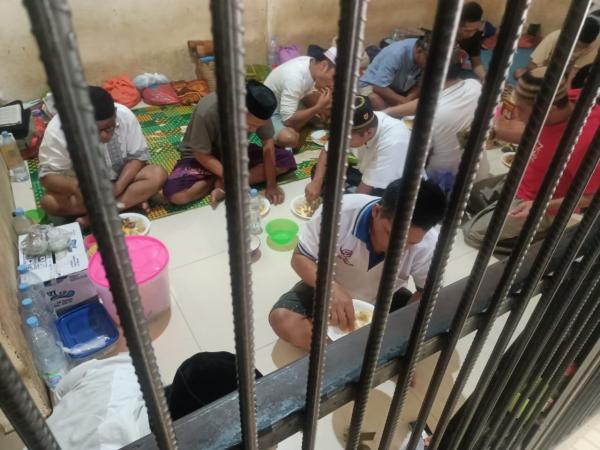 Indahnya Idul Fitri,  Kapolres Mateng dan Tahanan Makan Bareng di Sel Tahanan