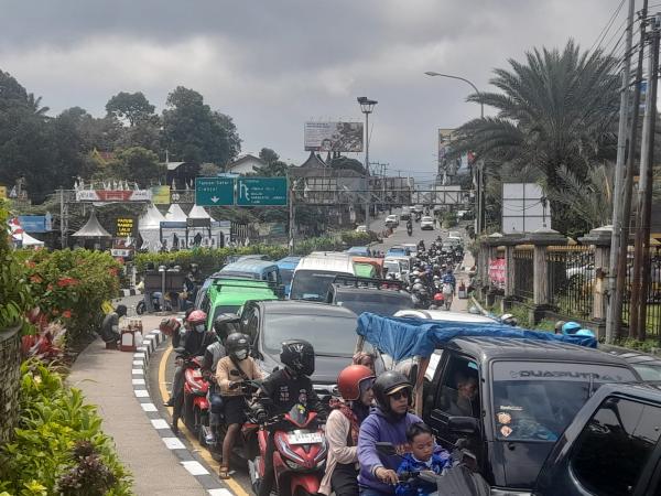 Masih Padat, Jalur Puncak Kembali Diberlakukan Sistem Satu Arah