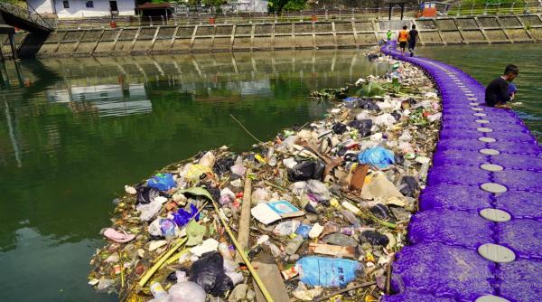 Sampah Penuhi Sungai Batang Arau, Kubus Apung Dipasang