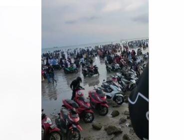Viral ! Pengunjung Pantai Membeludak, Sepeda Motor Tumpah Ruah di Bibir Pantai