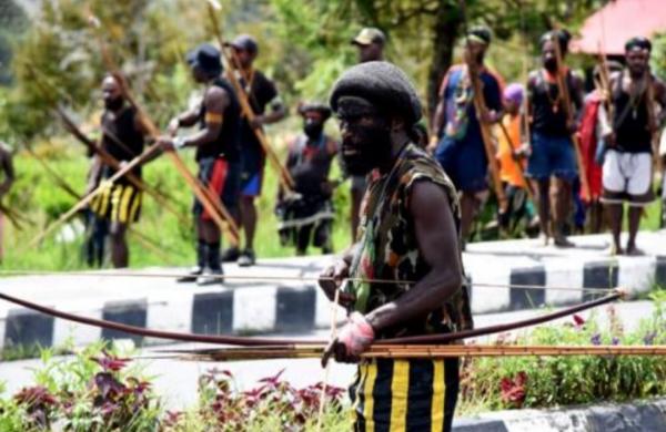 Bawa Anak Panah, Warga Papua Lakukan Perlawanan pada Teroris KKB, TNI Nyatakan Siap Bela Rakyat