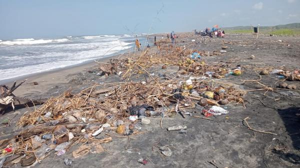 Wisatawan Keluhkan Banyaknya Sampah di Pantai Cianjur Selatan