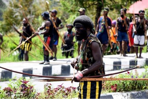 Warga Lakukan Aksi Perlawanan dengan KKB Teroris Gunakan Panah di Bilogai Papua