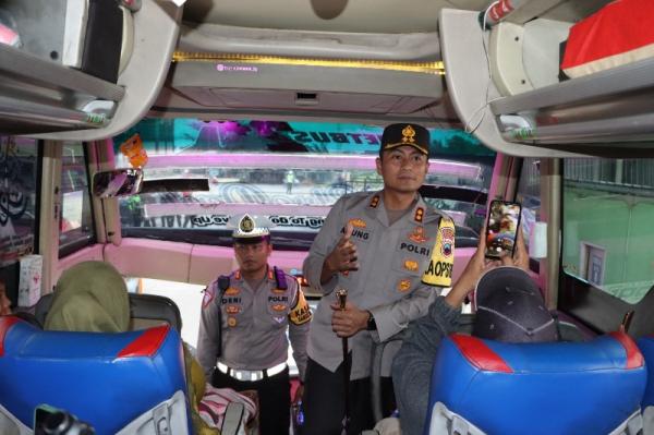 Kapolres Grobogan Lepas 6 Armada Bus Pemudik Balik Ke Jakarta, Ini Pesannya