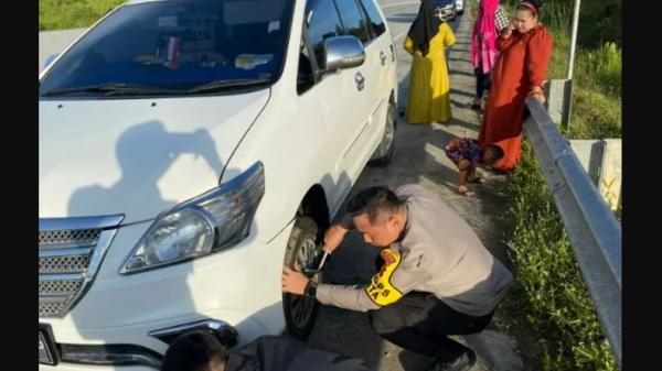 Sigap, Kapolresta Balikpapan Terjun Langsung Bantu Pemudik Ganti Ban Mobil di Jalan Tol