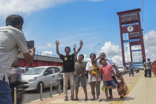 Jembatan Ampera Tempat Favorit Berfoto Pemudik di Palembang